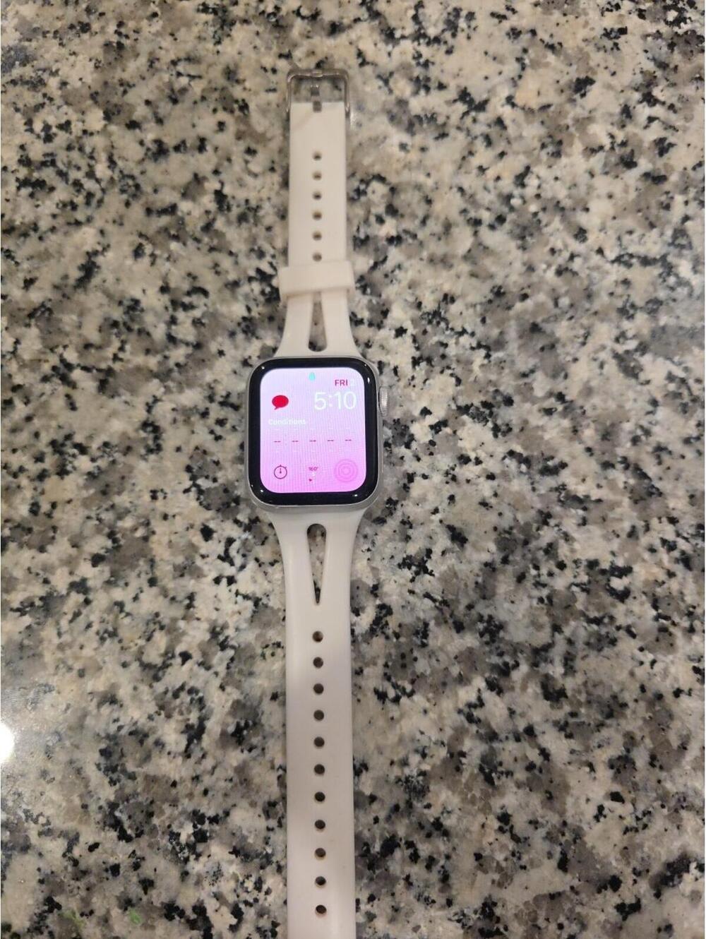 Apple Watch SE 40mm Aluminum Case  For Part Or Repair  LOCKED